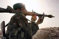 Un soldat de l'armée afghane tire une roquette lors d'une opération anti-talibans en 2006. Image d'illustration.  ©JOHN D MCHUGH