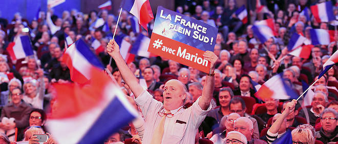Des militants du FN en Paca acclament leur candidate Marion Marechal-Le Pen lors d'un meeting pour les elections regionales.