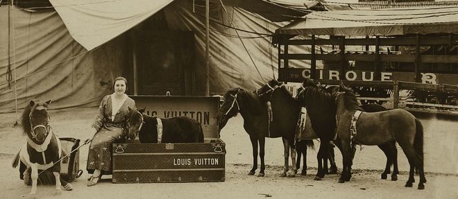 Insolite. La malle a poney, commande du cirque Rancey a Louis Vuitton - Photographie prise en mars 1922.