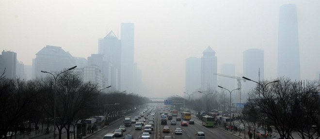 Le brouillard polluant continuait de frapper mercredi le nord de la  Chine, "touchant plus de 300 millions de personnes", notait le journal  China Daily.
