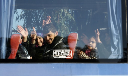 Des Syriens dans un bus quittent le quartier de Waer à Homs le 9 décembre 2015 © LOUAI BESHARA AFP