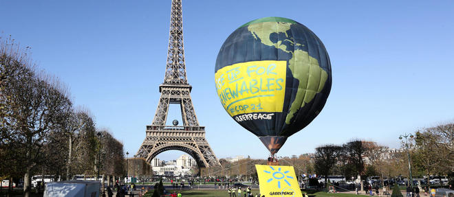Le ballon Greenpeace devant la tour Eiffel lors de la COP21. AFP PHOTO/ GREENPEACE / MICHA PATAULT  