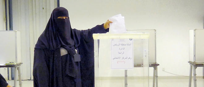 Une Saoudienne a ete elue dans la region de La Mecque aux premieres elections ouvertes aux femmes.