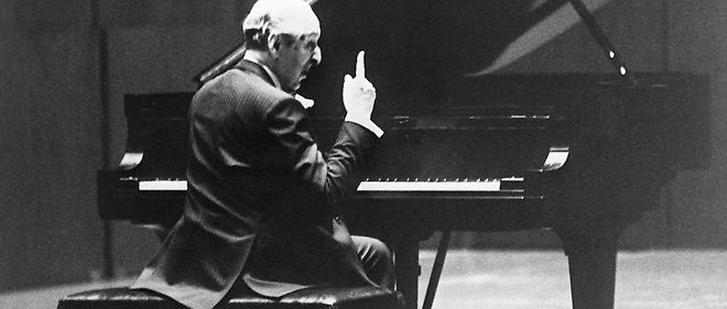 Le pianiste americain d'origine ukrainienne Vladimir Horowitz, en concert a Francfort, le 16 novembre 1986.