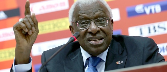 Lamine Diack, ex-president de l'IAAF, implique la campagne presidentielle dans l'affaire du scandale du dopage de la Federation internationale d'athletisme.