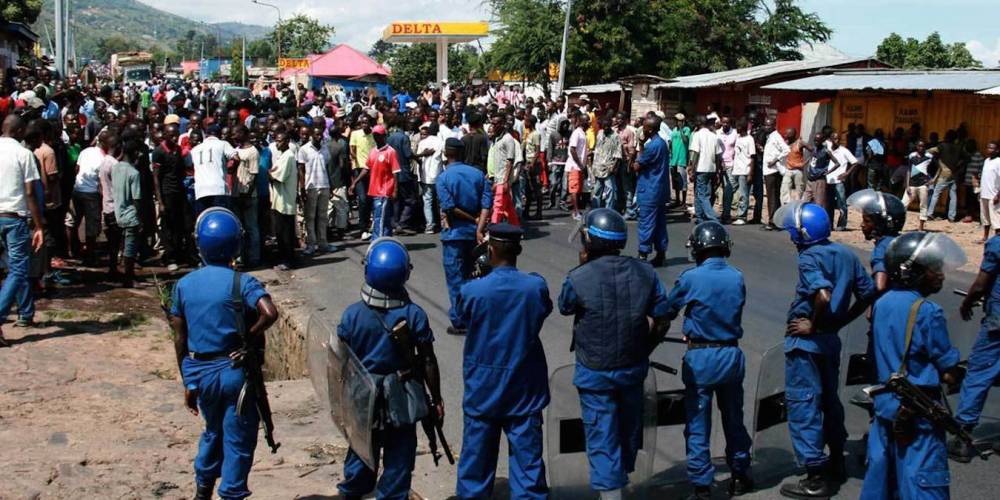 Des policiers face à des manifestants qui protestent contre le président Pierre Nkurunziza. ©  AFP/LANDRY NSHIMIYE