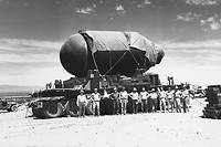 Première nucléaire. Transport du conteneur Jumbo lors de la préparation  du premier essai d’une arme nucléaire, qui eut lieu le 16 juillet 1945  au Nouveau-Mexique.