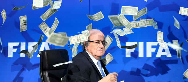 Sepp Blatter en juillet 2015 eclabousse par des faux dollars. Image d'illustration.