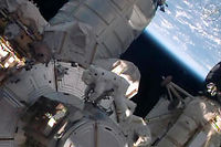 Un astronaute r&eacute;pare un&nbsp;chariot de la Station spatiale internationale
