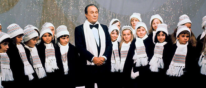 Tino Rossi interprete "Petit Papa Noel" avec la chorale de Bondy lors d'une emission de television.