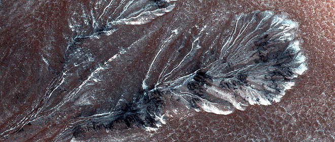 Une ravine martienne photographiee par la sonde americaine Mars Reconnaissance Orbiter le 11 avril dernier.