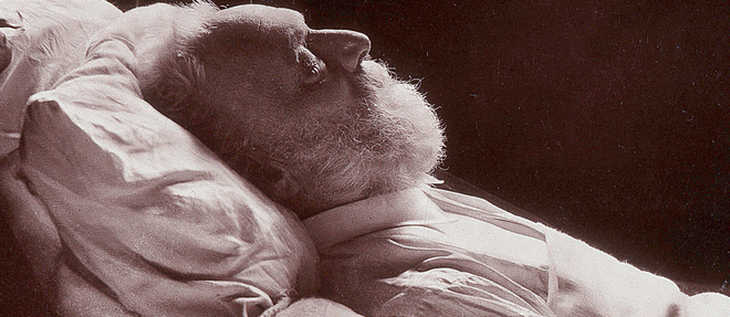Victor Hugo photographie sur son lit de mort par Nadar.