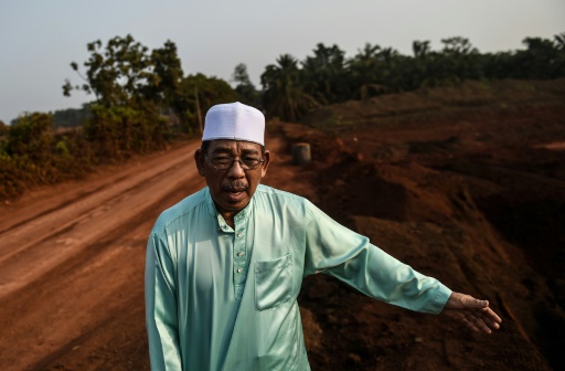 Surin Beris, producteur d'huile de palme, montre sa plantation désormais transformée en mine de Bauxite, le 14 octobre 2015 dans l'état de Pahang en Malaisie © MANAN VATSYAYANA AFP