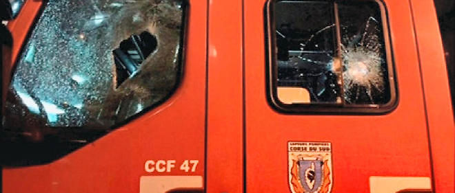 Image d'un camion de pompiers apres une attaque dans la ville d'Ajaccio en corse dans la nuit du 24 au 25 decembre 2015