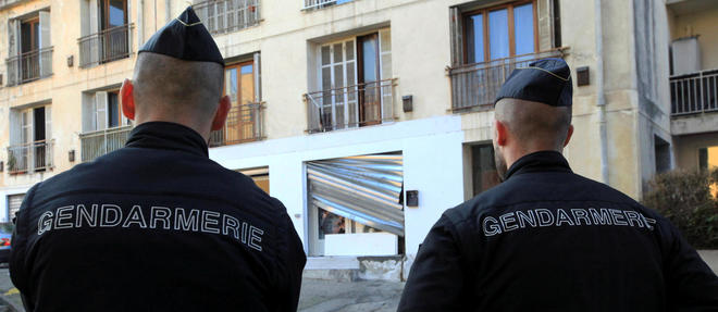 La gendarmerie deployee dans le quartier de l'Empereur a Ajaccio le 26 decembre 2015. AFP / STRINGER