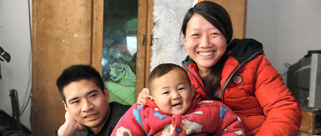 Une famille traditionnelle chinoise avec un enfant unique, photo d'illustration.