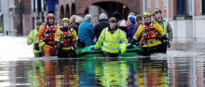 Des Britanniques evacues par les forces de l'ordre a cause d'inondations.