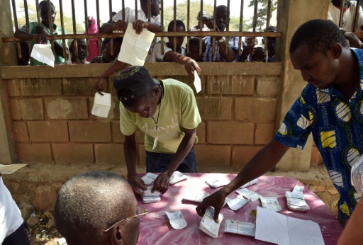 Des habitants du quartier  musulman du PK5 attendent pour recevoir leur carte d'électeur à Bangui, le 25 décembre 2015 © ISSOUF SANOGO AFP