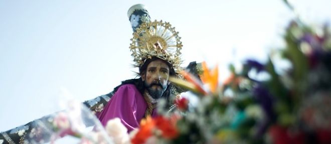 Une statue du "Jesus de la Merced" portee par des fideles lors d'une procession, a Guatemala le 3 avril 2012
