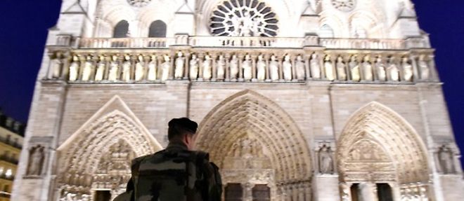 Un militaire en poste devant la cathedrale Notre-Dame de Paris, le 25 decembre 2015