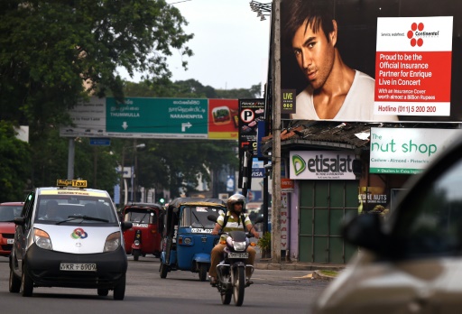 Un panneau annoncant le concert d'Enrique Iglesias, a Colombo, au Sri-Lanka, le 27 decembre 2015