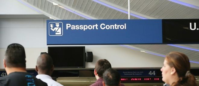 Des voyageurs attendent le controle de leurs passeports a l'aeroport de Chicago O'Hare, le 19 septembre 2014