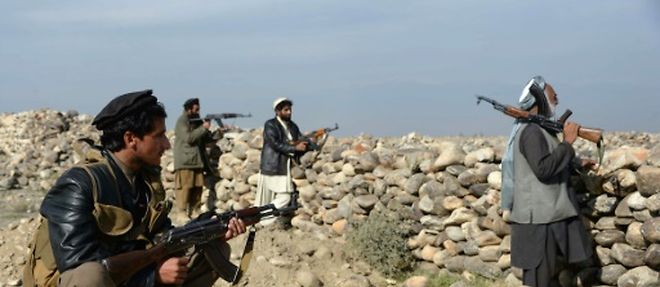 Des miliciens combattant le groupe Etat islamique (EI) font le guet a Achin dans dans la province de Nangarhar, le 27 decembre 2015