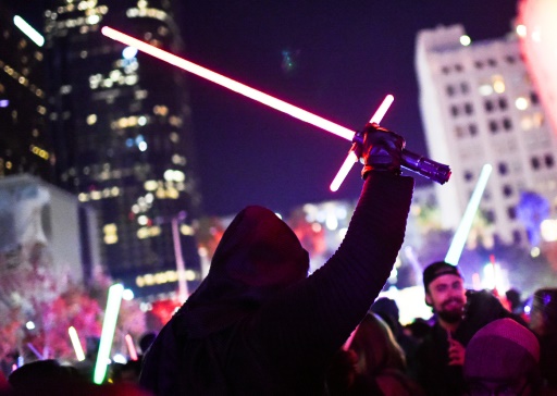 Un fan de Star Wars brandit son sabre laser lors d'un concours de sabre laser dans le centre ville de Los Angeles en Californie, le 18 décembre 2015 © ROBYN BECK AFP/Archives