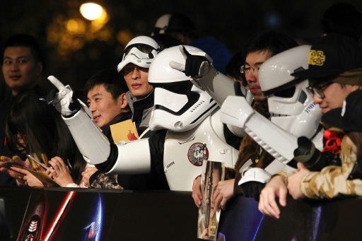 Des personnes déguisées en Stormtroppers à l'avant-première du film "Star Wars: le réveil de la Force", le 27 décembre 2015 à Shangaï © STR AFP