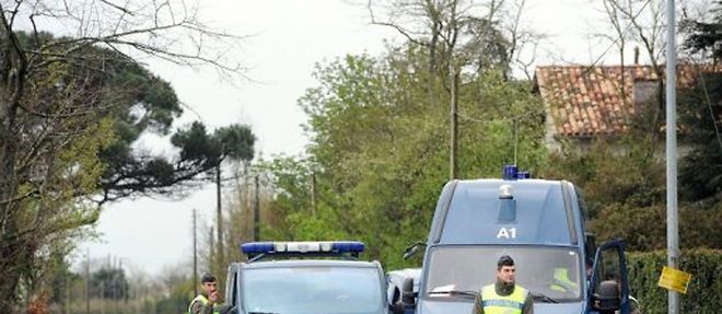 Des gendarmes sont en faction, le 30 mars 2011