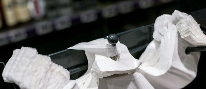 Le ministere de l'Ecologie compte bien faire appliquer l'interdiction de distribution de sacs plastique a usage unique aux caisses des supermarches des le 1er janvier