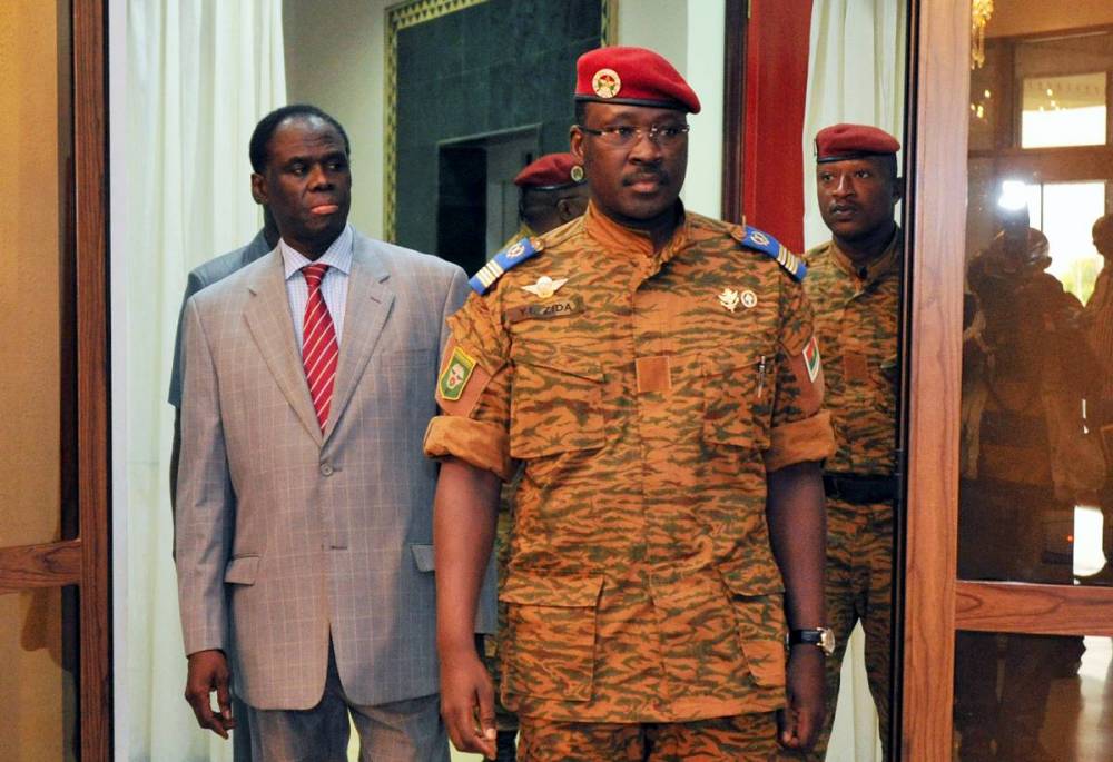 Le président Kafando prend la tête de la Transition avec devant lui le Lieutenant Colonel Isaac Zida le 19 novembre 2014, après la fuite de l'ex-chef d'état Blaise Compaoré.  ©  AFP/SIA KAMBOU