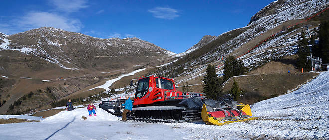 La saison de sports d'hiver est menacee par le manque de neige dans les Alpes.