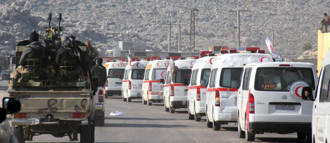 Des centaines de Syriens habitant des villages assieges par les rebelles sont arrives pres de Damas, apres un accord entre le gouvernement et les rebelles.