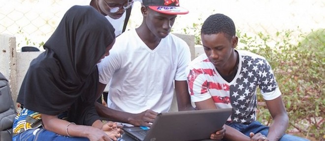 Des jeunes surfant sur Internet en marge des Assemblees annuelles de la Banque africaine de developpement (BAD), l'edition 2015 du Forum de la jeunesse africaine. 