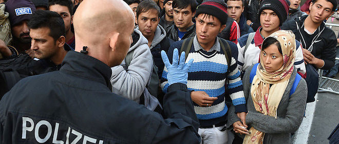 Des refugies arretes par la police a la frontiere entre l'Autriche et l'Allemagne, photo d'illustration.