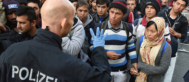 Des refugies arretes par la police a la frontiere entre l'Autriche et l'Allemagne, photo d'illustration.