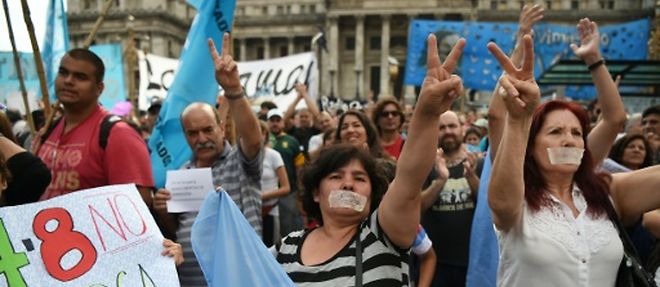 Des manifestants protestent contre une loi controversee sur les medias, a Buenos Aires le 17 decembre 2015