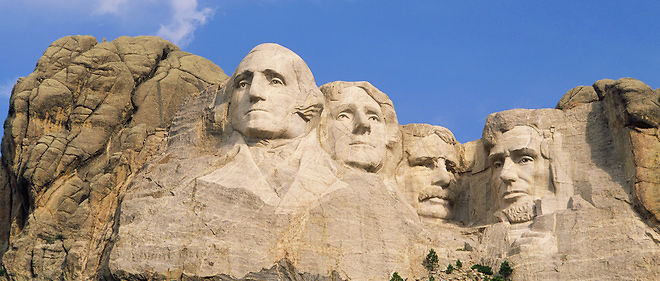 Entre 1927 et 1941, Gutzon Borglum a sculpte les visages de George Washington, Thomas Jefferson, Abraham Lincoln et Theodore Roosevelt. L'ensemble mesure 18 metres de haut.