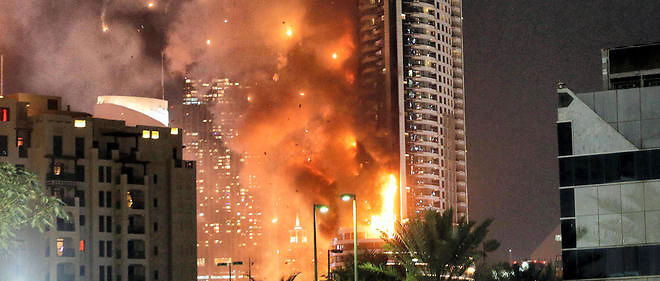 Un incendie gigantesque faisait rage jeudi soir dans un hotel de luxe de Dubai.
