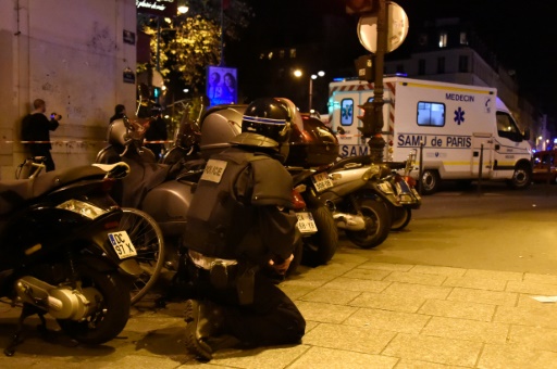 Arrivée de policiers et d'une ambulance devant le Bataclan le 13 novembre 2015 à Paris © DOMINIQUE FAGET AFP