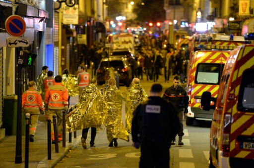 Des spectateurs évacués du Bataclan par la rue Oberkampf le 13 novembre 20145 à Paris © MIGUEL MEDINA AFP