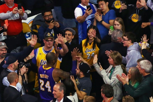 La star des Los Angeles Lakers Kobe Bryant ovationné à l'issue de leur match sur le parquet des Boston Celtics, le 30 décembre 2015 © Maddie Meyer Getty/AFP