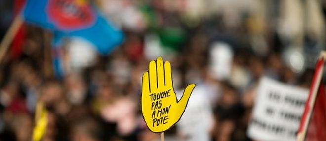 Le logo "Touche pas a mon pote" de SOS Racisme lors d'une manifestation a Paris, le 11 octobre 2015, en memoire a la centaine de victimes d'un attentat-suicide a Ankara la veille