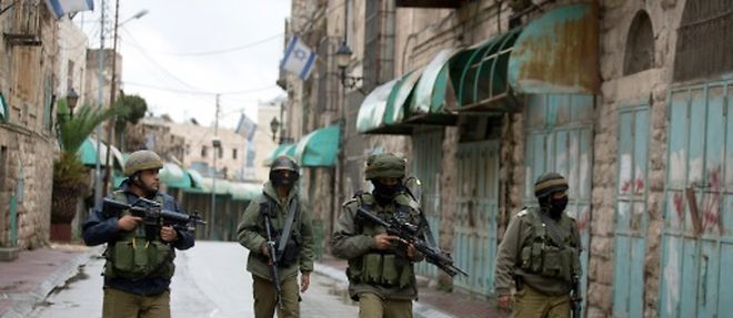 Des soldats de l'armee israelienne dans les rues d'Hebron en Territoires palestiniens, le 29 octobre 2015