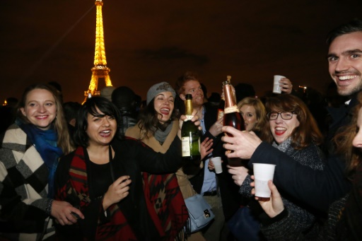 Le passage à la nouvelle année célébré le 1er janvier 2016 sur les Champs Elysées à Paris © MATTHIEU ALEXANDRE AFP