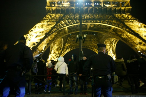 Patrouille de police le 31 décembre 2015 sous la Tour Eiffel à Paris © MATTHIEU ALEXANDRE AFP