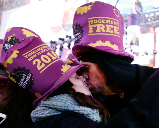 Un couple célèbre la nouvelle année le 1er janvier 2016 sur Times Square à New York © KENA BETANCUR AFP