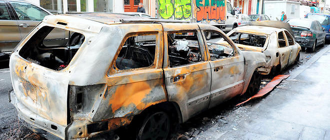 Des carcasses de voitures qui ont ete brulees dans le 18e arrondissement a Paris. Photo d'illustration.