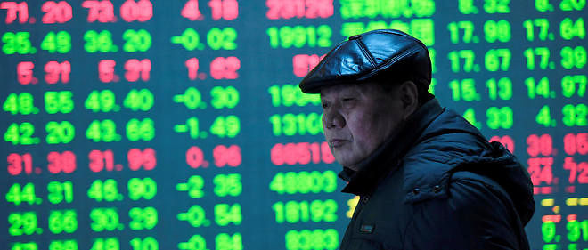 Un investisseur chinois devant le tableau des valeurs. Image d'illustration.